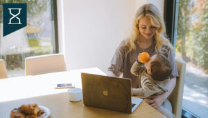 mama trabajando, niño, portatil
